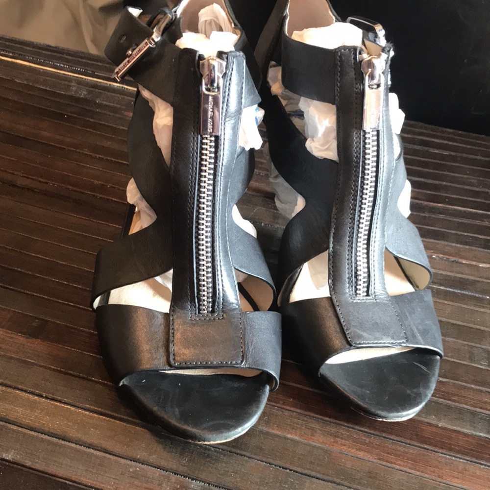 🚨B2G1 MICHEAL MICHEAL KORS Black & Chrome Heels🔜